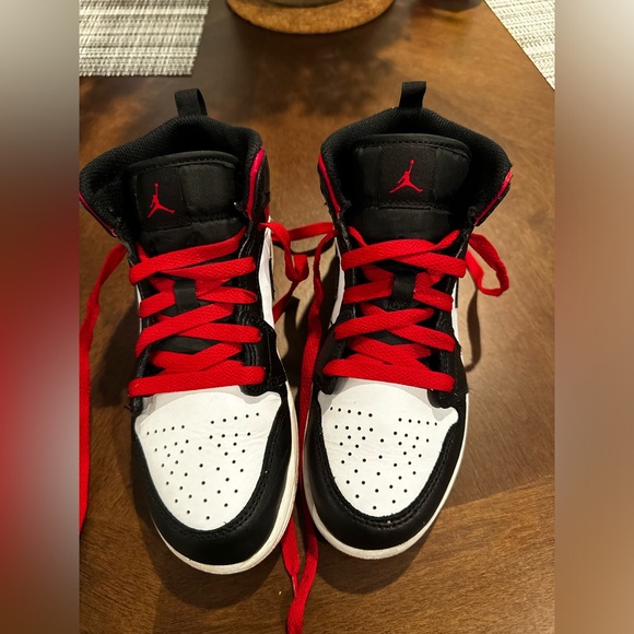 JORDAN 1 MID PS
"Jordan 1 Mid Gym Red" - Picture 6 of 7